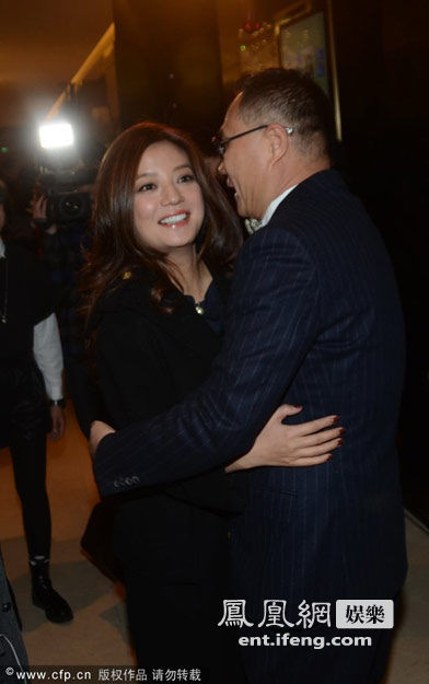 赵薇出席颁奖礼 走红毯大方脱衣