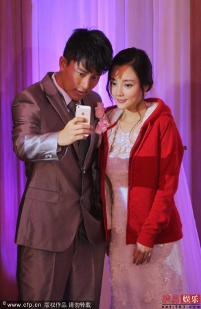 李小璐贾乃亮新剧“再婚” 片场玩自拍