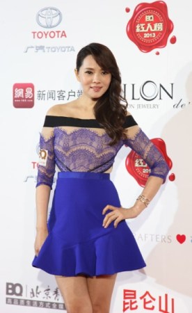 吉克隽逸短发亮相BQ红人榜红毯 透视裙抢镜