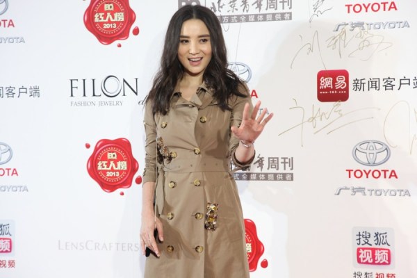吉克隽逸短发亮相BQ红人榜红毯 透视裙抢镜