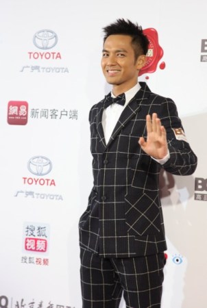 吉克隽逸短发亮相BQ红人榜红毯 透视裙抢镜