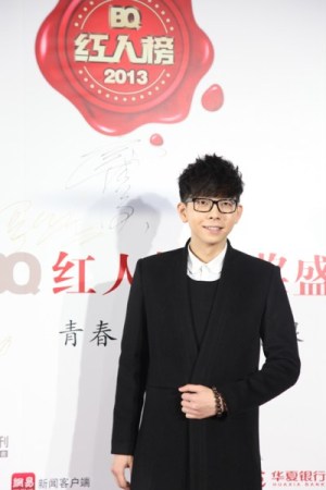 吉克隽逸短发亮相BQ红人榜红毯 透视裙抢镜