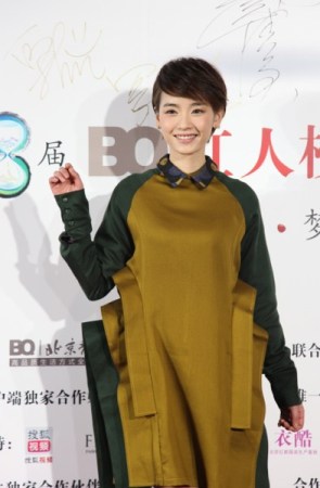 吉克隽逸短发亮相BQ红人榜红毯 透视裙抢镜