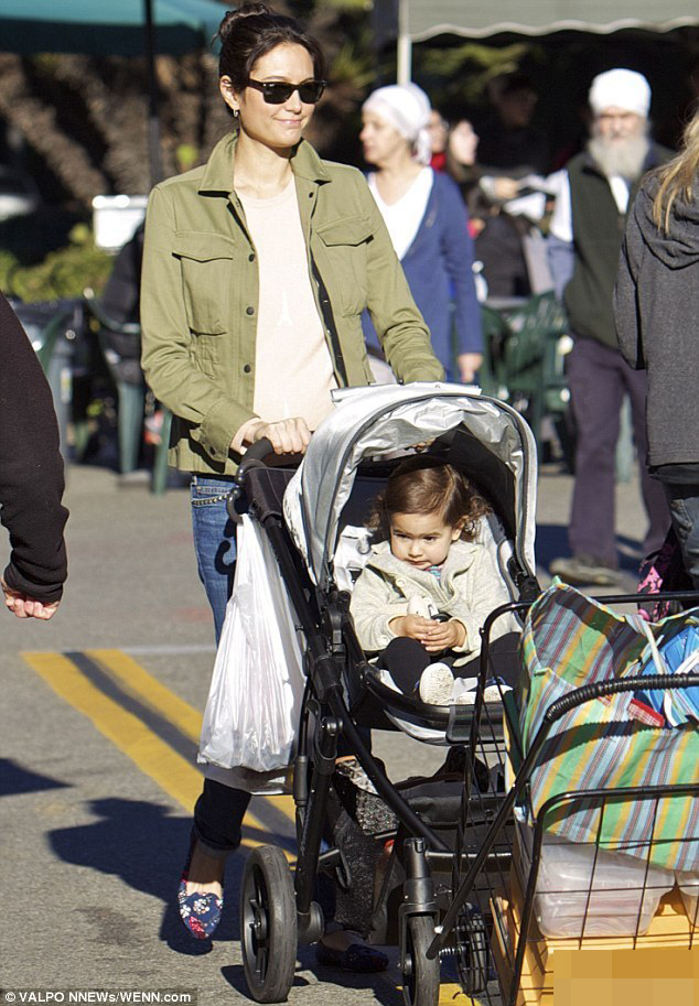 布鲁斯·威利斯娇妻怀孕 58岁硬汉再当爹