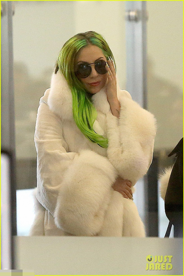 GaGa海草绿发耀眼 白袍加身最炫冬日风