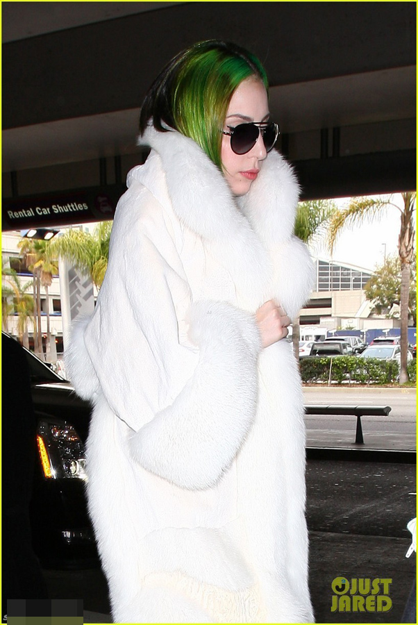 GaGa海草绿发耀眼 白袍加身最炫冬日风