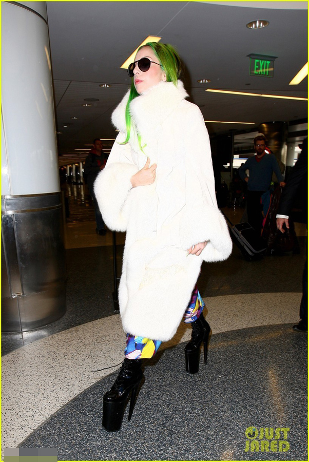 GaGa海草绿发耀眼 白袍加身最炫冬日风