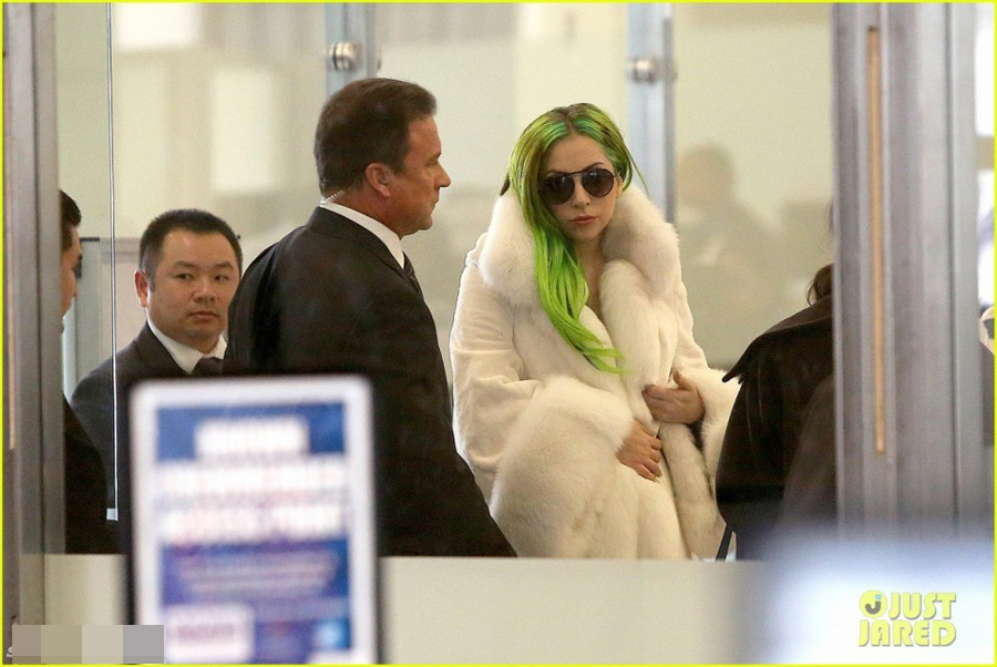 GaGa海草绿发耀眼 白袍加身最炫冬日风