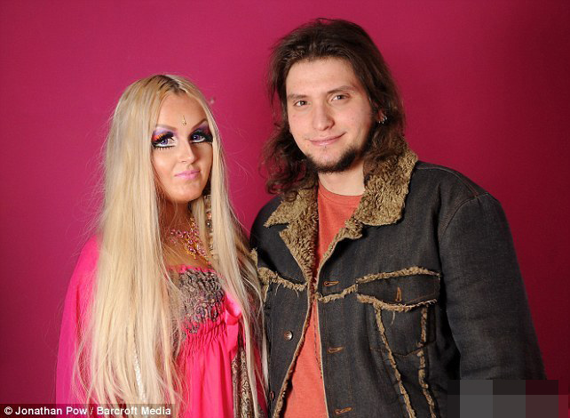 英国真人芭比走红网络 男友爱其与众不同