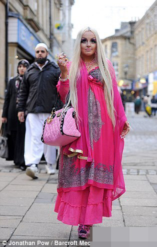 英国真人芭比走红网络 男友爱其与众不同