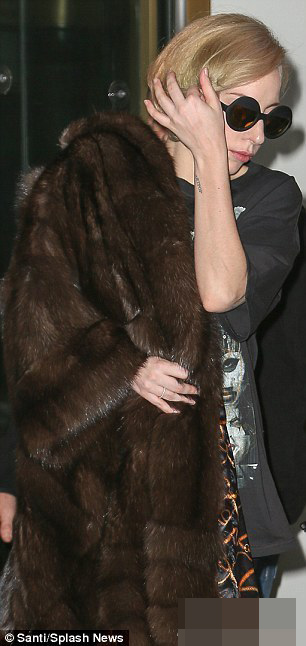 LadyGaga皮草T恤玩混搭 踩恨天高秀美腿