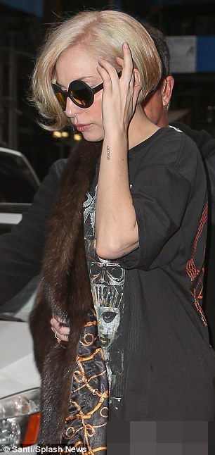 LadyGaga皮草T恤玩混搭 踩恨天高秀美腿