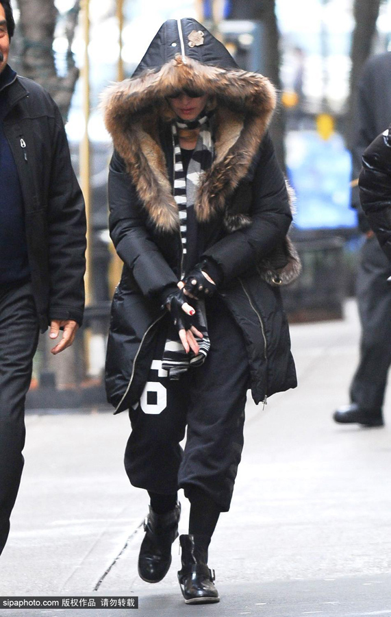 麦当娜分手后带大女儿出街 似没脸见人