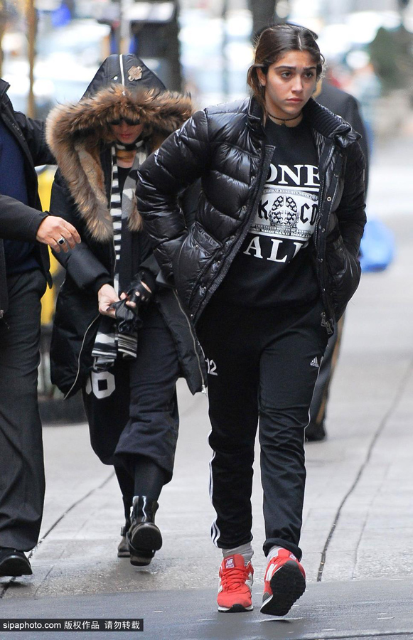 麦当娜分手后带大女儿出街 似没脸见人