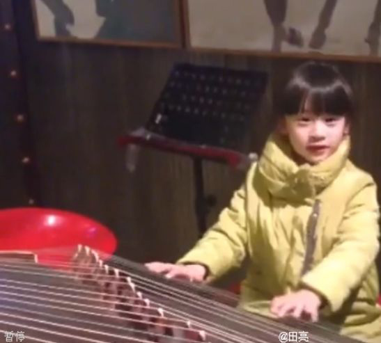 田亮晒女儿森碟弹古筝照：女汉子也有古典美
