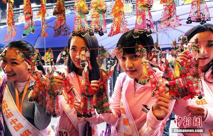 '世界休闲小姐'佳丽亮相成都 品小吃秀旗袍