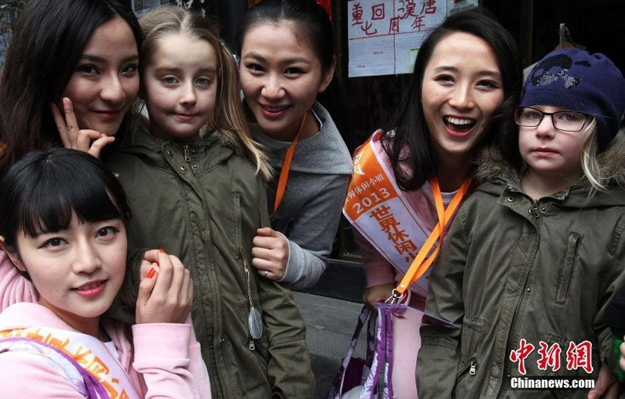 '世界休闲小姐'佳丽亮相成都 品小吃秀旗袍