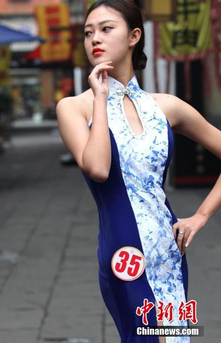 '世界休闲小姐'佳丽亮相成都 品小吃秀旗袍