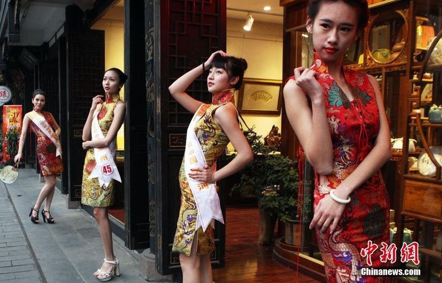 '世界休闲小姐'佳丽亮相成都 品小吃秀旗袍