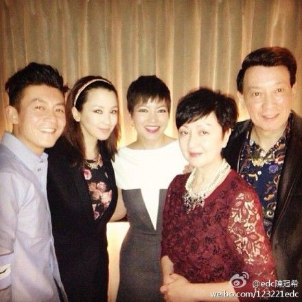 陈冠希晒全家福姐姐美艳 网友呼女友出镜 陈冠希晒全家福姐姐美艳 网友呼女友出镜