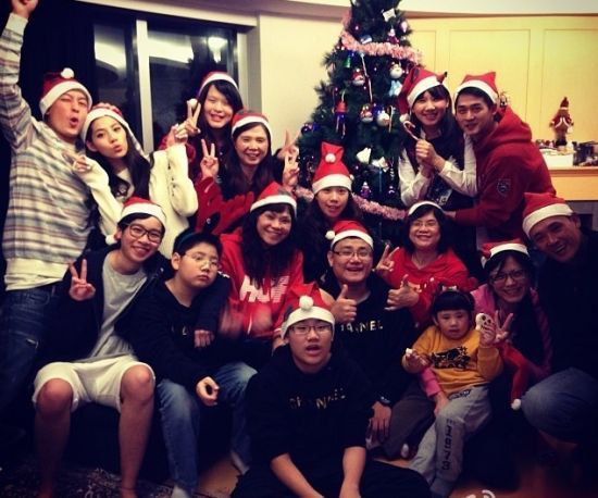 陈冠希晒全家福姐姐美艳 网友呼女友出镜 陈冠希晒全家福姐姐美艳 网友呼女友出镜