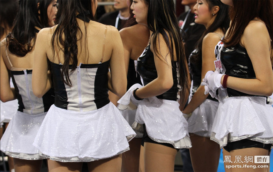 CBA啦啦队宝贝当众整理衣服