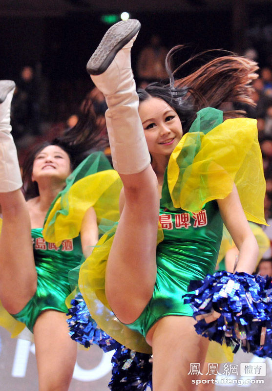 CBA啦啦队宝贝当众整理衣服