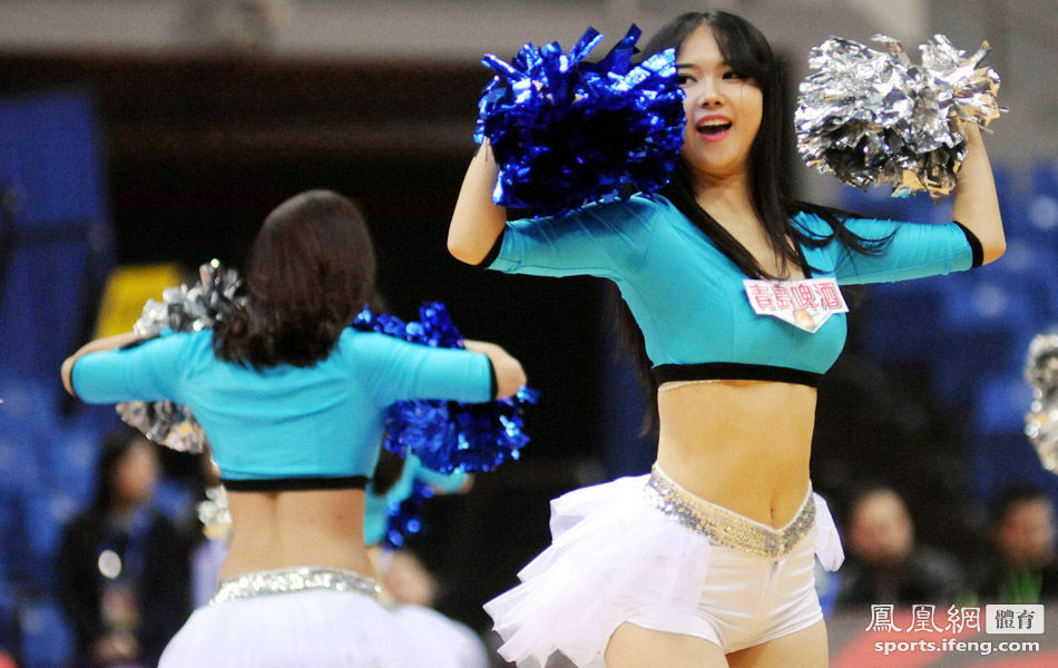 CBA啦啦队宝贝当众整理衣服