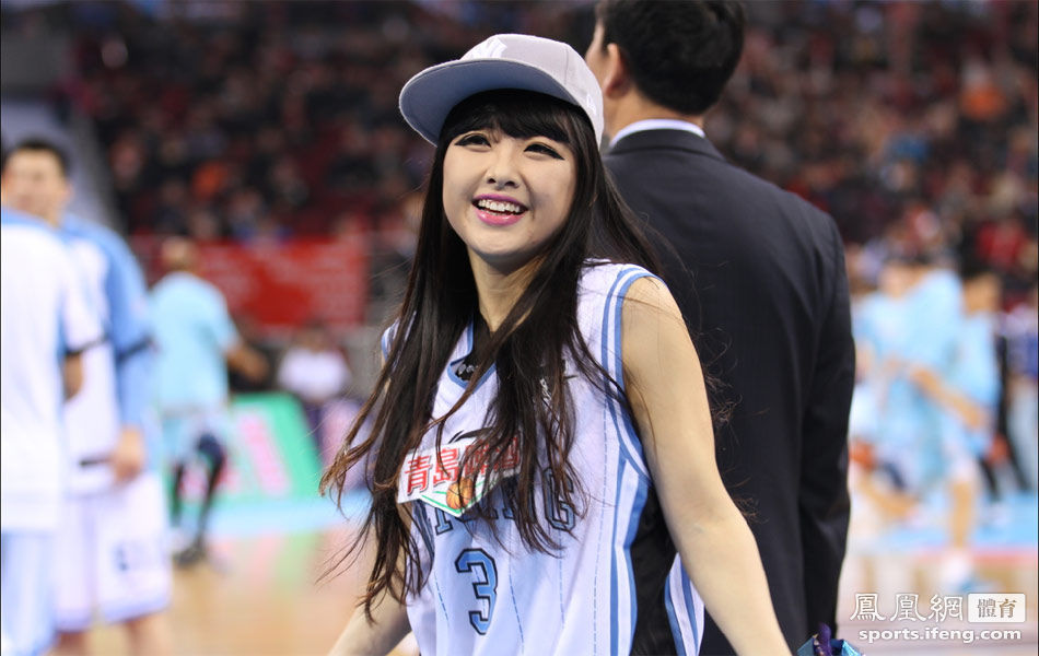 CBA啦啦队宝贝当众整理衣服