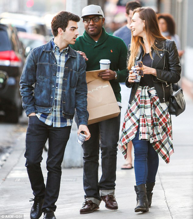 乔·乔纳斯一改高调作风 与女友街边散步晒幸福