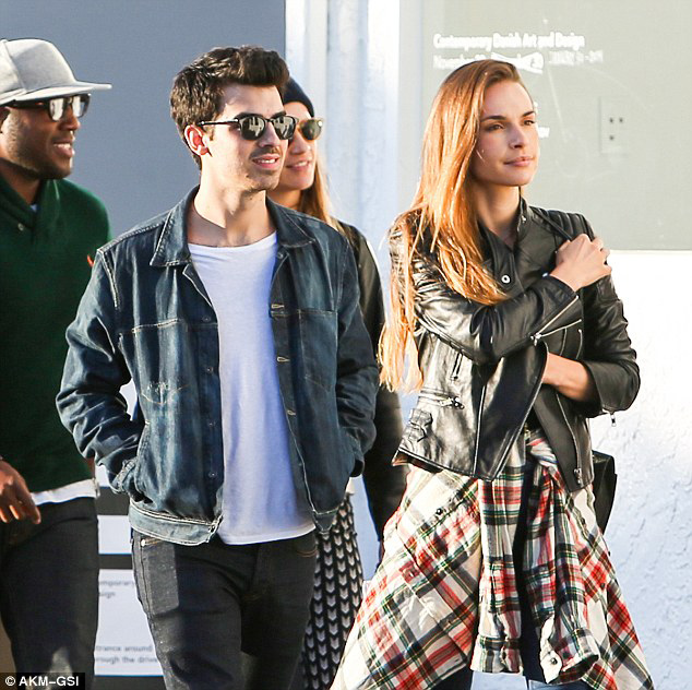 乔·乔纳斯一改高调作风 与女友街边散步晒幸福