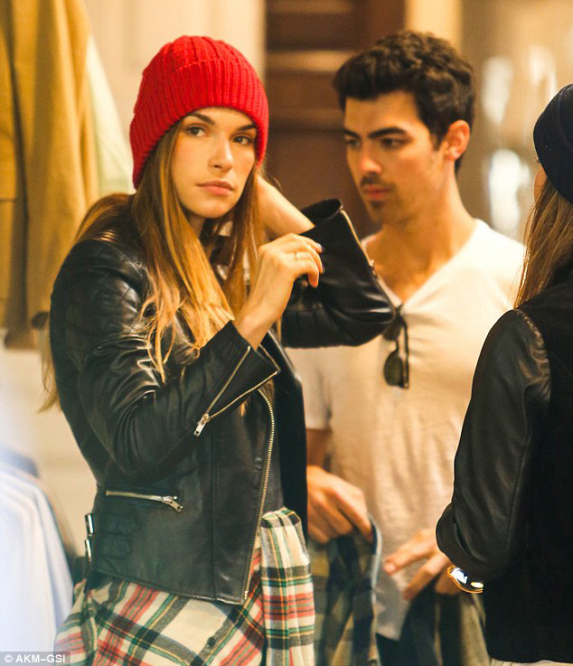 乔·乔纳斯一改高调作风 与女友街边散步晒幸福