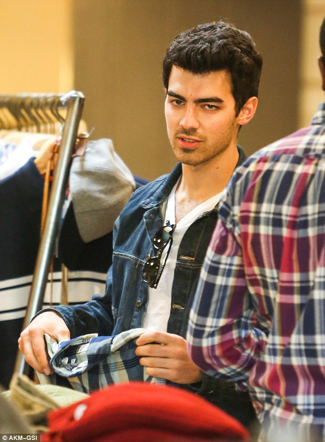 乔·乔纳斯一改高调作风 与女友街边散步晒幸福