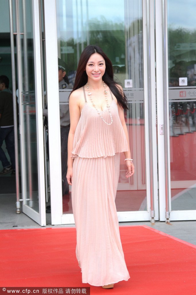 柳岩性感装扮秀香肩巨胸