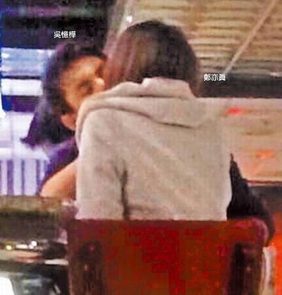 31岁女主播当街舌吻18岁帅男 称是打招呼方式