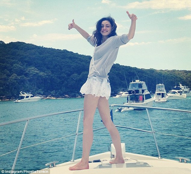 菲比·托金登《GQ》杂志 尽展迷人纤长美腿