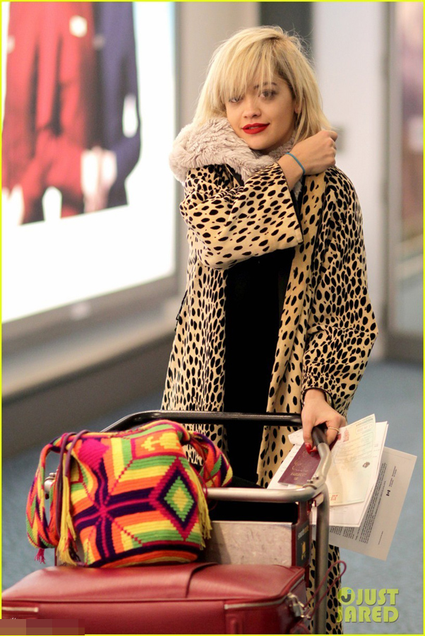 瑞塔奥拉亮相机场 红唇豹纹外套土豪范儿