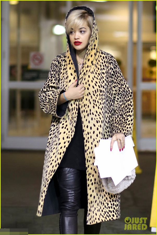 瑞塔奥拉亮相机场 红唇豹纹外套土豪范儿