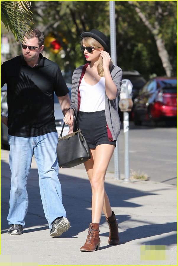 泰勒斯威夫高腰裤秀性感长腿 保镖紧跟