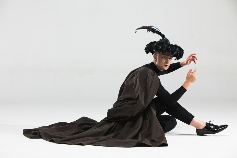 吉杰最新写真曝光 彝族风勇闯时尚圈