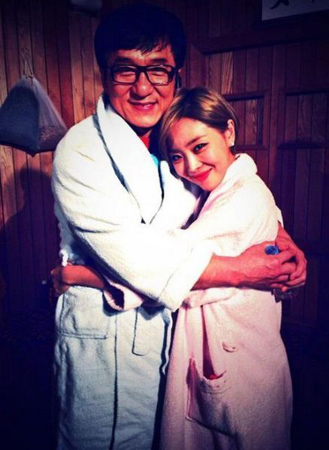 成龙自曝曾与韩妹恋8年 女方向其献初吻
