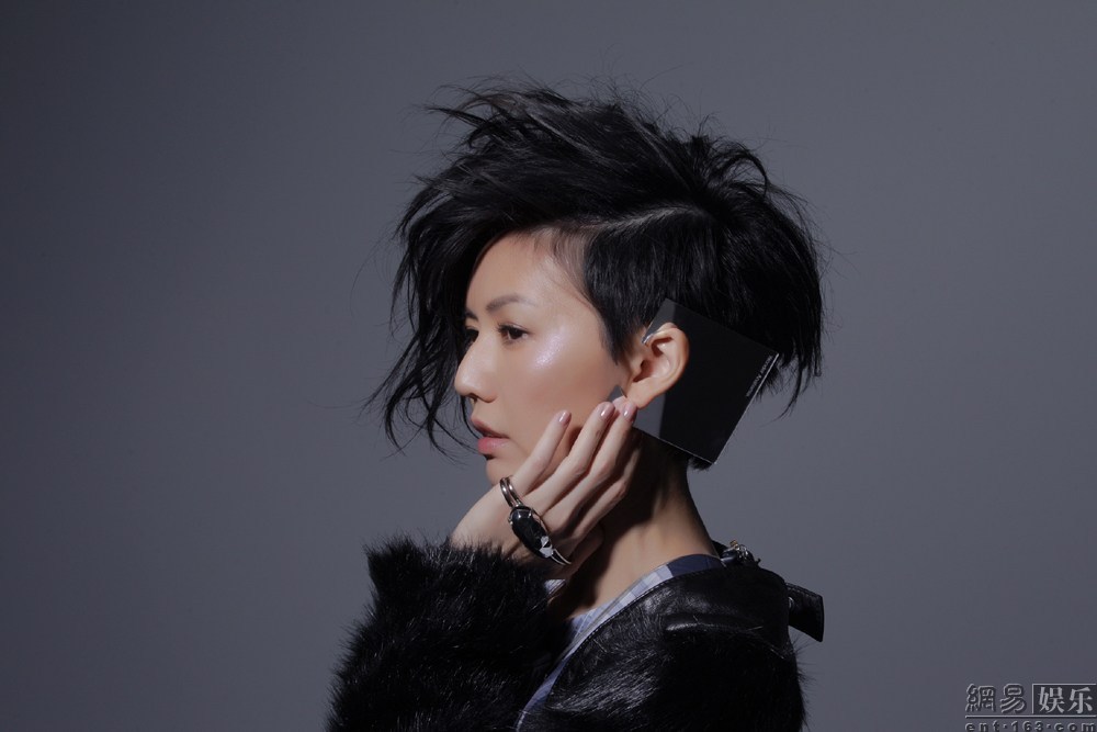 孙燕姿新专辑写真曝光 短发回归女人味十足