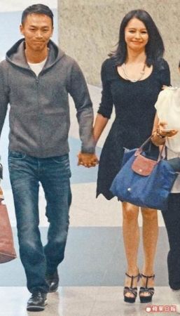 徐若瑄穿母亲所送红旗袍结婚 现场放声大哭