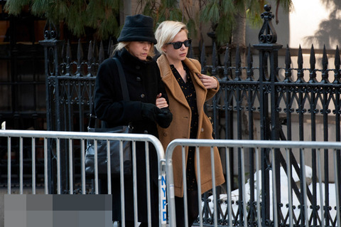 霍夫曼葬礼举行 好友斯特里普布兰切特现身