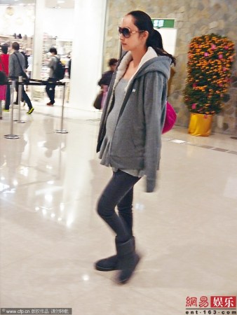 吴佩慈大腹便便上街“孕味”浓