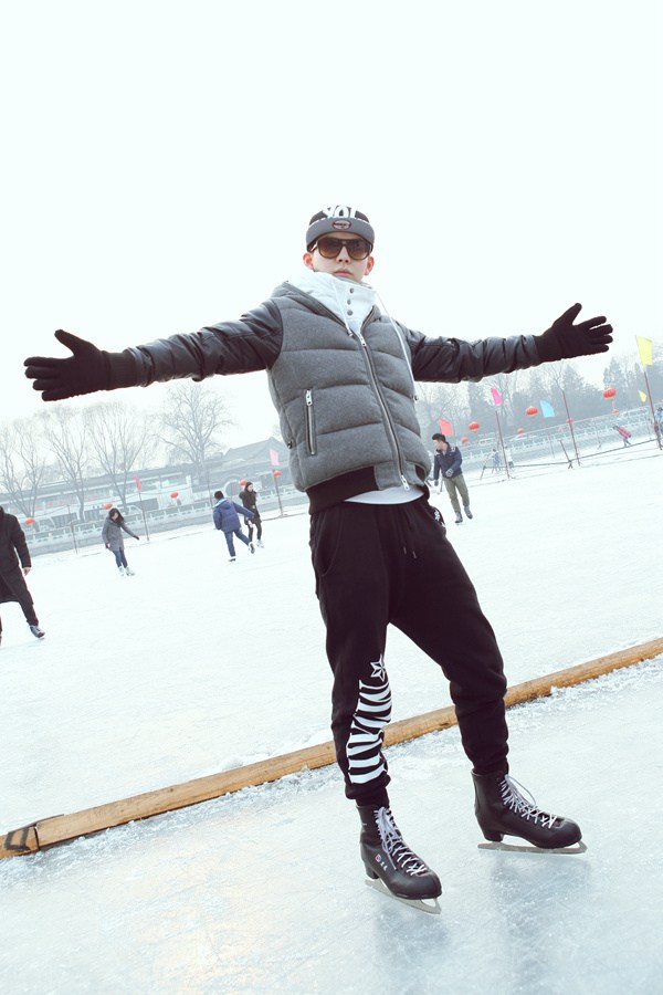 胡夏帅气现身露天冰场 教授驰骋冰场小秘诀