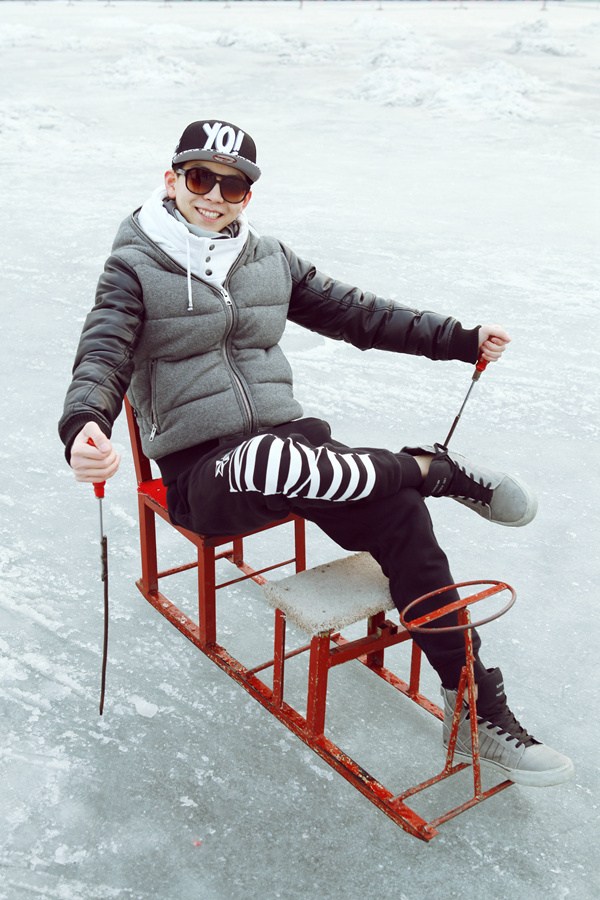 胡夏帅气现身露天冰场 教授驰骋冰场小秘诀