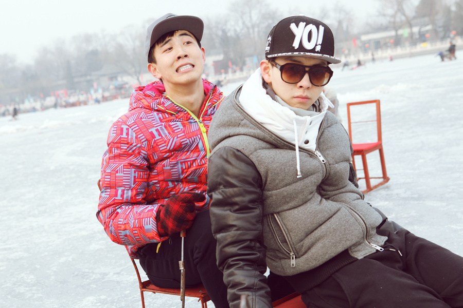 胡夏帅气现身露天冰场 教授驰骋冰场小秘诀