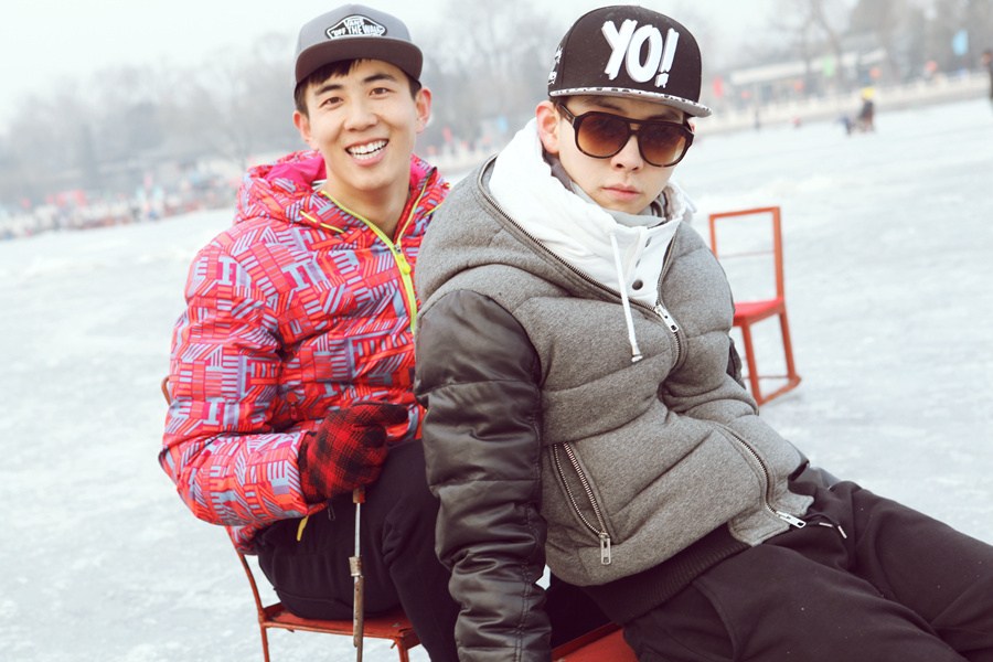 胡夏帅气现身露天冰场 教授驰骋冰场小秘诀