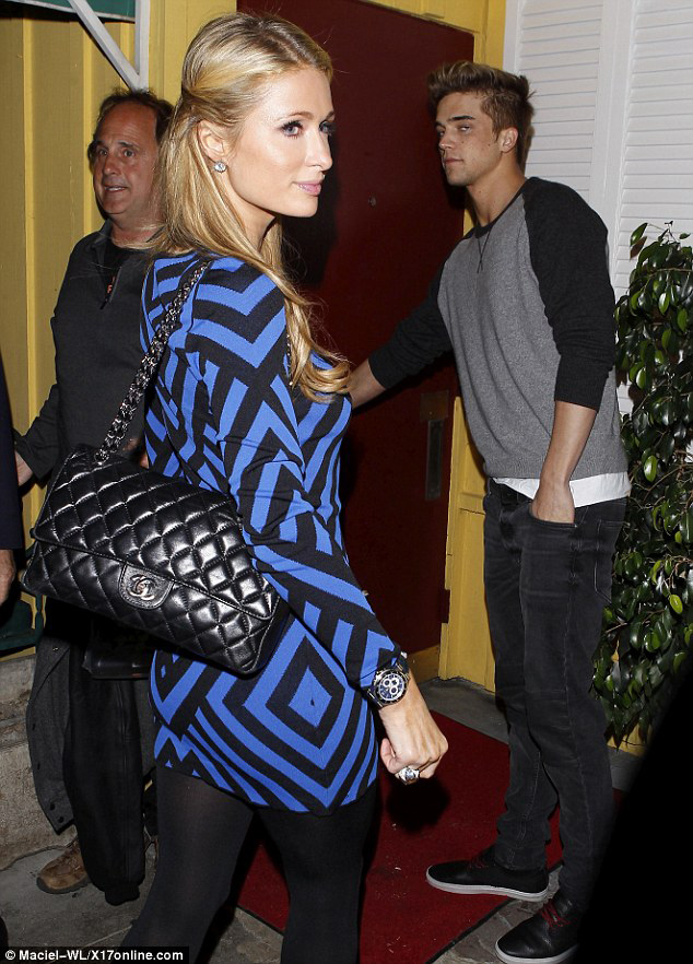 帕丽斯 希尔顿与家人庆生 短裙装扮尽显端庄